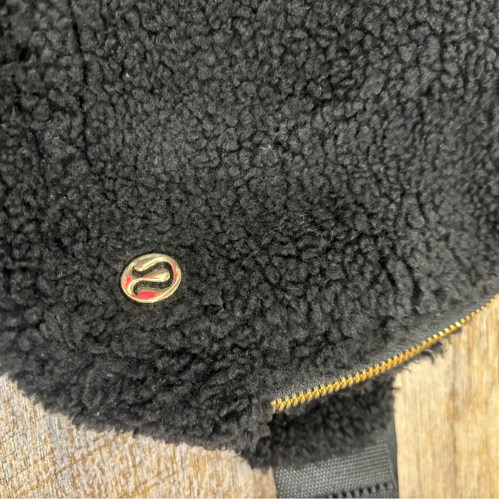 Lululemon Black Sherpa Belt Bag - Picture 2 of 3